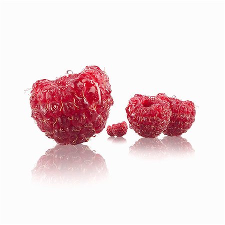 simsearch:659-03532237,k - Five raspberries Fotografie stock - Premium Royalty-Free, Codice: 659-06185538