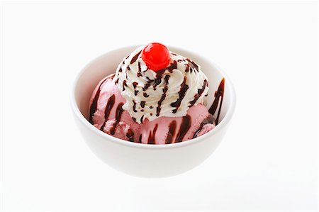 Sundae de crème glacée dans un bol pour les enfants Photographie de stock - Premium Libres de Droits, Code: 659-06185558