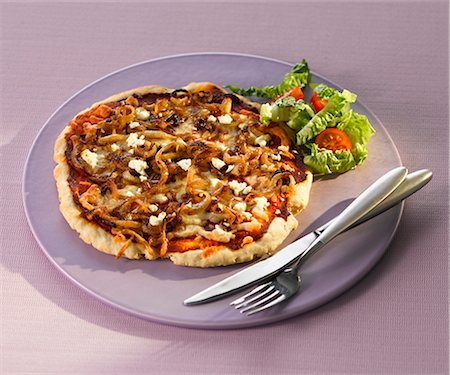 scone - Une pizza avec des oignons et de fromage feta Photographie de stock - Premium Libres de Droits, Code: 659-06185596