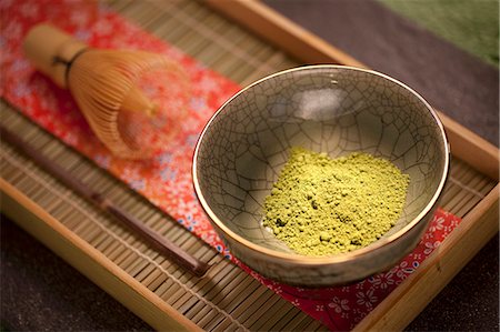 powder (fine particles) - Poudre de thé vert japonais Matcha dans un bol de Matcha cérémonie Photographie de stock - Premium Libres de Droits, Code: 659-06185646