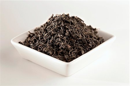 simsearch:659-06185651,k - Bowl of Lapsang Souchong Loose Tea Leaves Foto de stock - Sin royalties Premium, Código: 659-06185648