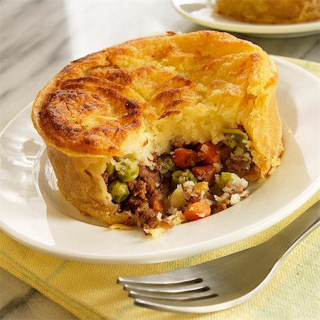 Individual Shepherds Pie with Bite Taken Out Foto de stock - Sin royalties Premium, Código: 659-06185656