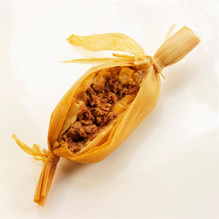 One Meat Filled Tamale Cut Open; White Background Foto de stock - Sin royalties Premium, Código: 659-06185659