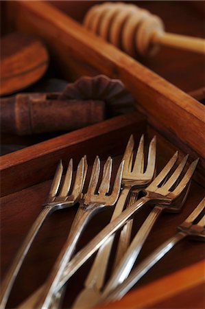 simsearch:659-06373708,k - Antique Silver Forks in a Wooden Box Fotografie stock - Premium Royalty-Free, Codice: 659-06185674