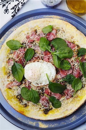 espinaca - Pizza Topped with Prosciutto, Spinach, Fried Egg and Olive Oil Foto de stock - Sin royalties Premium, Código: 659-06185688