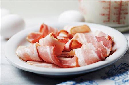 Breakfast Ingredients; Strips of Uncooked Bacon, Eggs and Milk Foto de stock - Sin royalties Premium, Código: 659-06185683