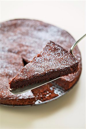 schokoladenkuchen - Ein Schokoladenkuchen mit einem Stück auf ein Stück Kuchen Stockbilder - Premium RF Lizenzfrei, Bildnummer: 659-06185726