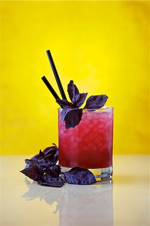 simsearch:659-06185722,k - Red Basil Smash: cocktail made with gin and red basil Foto de stock - Sin royalties Premium, Código: 659-06185721