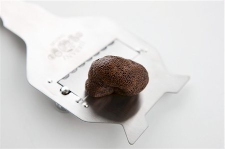 simsearch:659-06494990,k - Summer truffle on truffle slicer Foto de stock - Sin royalties Premium, Código: 659-06185744