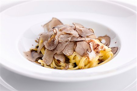 Taglierini aux truffes dans une sauce crémeuse Photographie de stock - Premium Libres de Droits, Code: 659-06185745