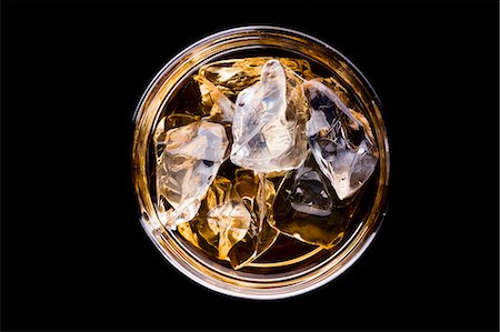 drinking glass, above - A glass of whiskey with ice cubes (seen from above) Stock Photo - Premium Royalty-Free, Code: 659-06185747