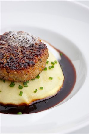 simsearch:659-06902069,k - Un burger de veau aux pommes de terre purées et la sauce Photographie de stock - Premium Libres de Droits, Code: 659-06185749