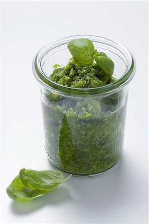 pistou - Pesto dans un bocal Photographie de stock - Premium Libres de Droits, Code: 659-06185770