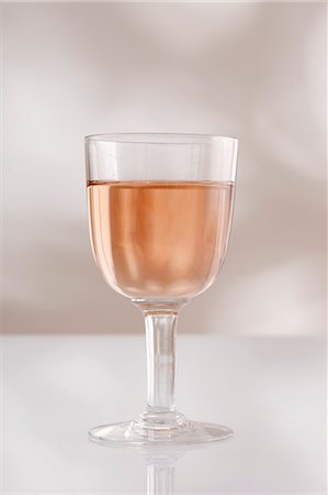 simsearch:659-06187251,k - Un verre de rosé vin Photographie de stock - Premium Libres de Droits, Code: 659-06185807