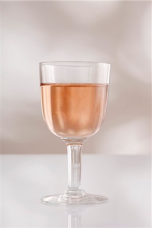 simsearch:659-06902475,k - A glass of rosÈ wine Foto de stock - Sin royalties Premium, Código: 659-06185807