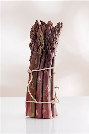 ficeler (lier) - Une botte d'asperges violettes Photographie de stock - Premium Libres de Droits, Code: 659-06185815