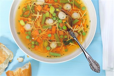 soup bowl - Un bol de soupe aux légume Photographie de stock - Premium Libres de Droits, Code: 659-06185832