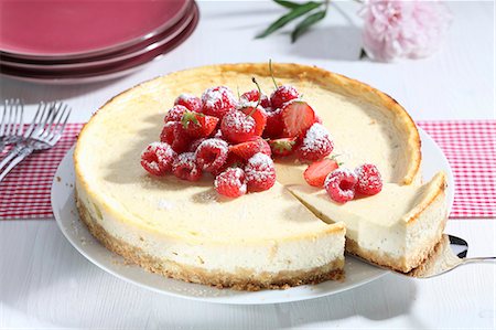 Cheesecake with fresh berries Foto de stock - Sin royalties Premium, Código: 659-06185833