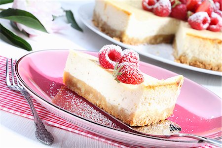 Une tranche de gâteau au fromage aux fruits frais Photographie de stock - Premium Libres de Droits, Code: 659-06185840