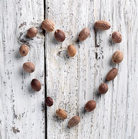 Nutmeg Heart on Rustic White Washed Wood Foto de stock - Sin royalties Premium, Código: 659-06185858
