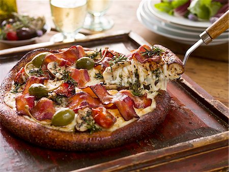 Bacon, Caper and Mushroom Pizza Foto de stock - Sin royalties Premium, Código: 659-06185869