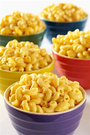 Colorful Bowls of Macaroni and Cheese Foto de stock - Sin royalties Premium, Código: 659-06185871
