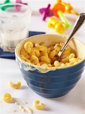 dribbler - Bol de Macaroni et fromage pour un enfant ; Partiellement mangé verre de lait Photographie de stock - Premium Libres de Droits, Code: 659-06185888