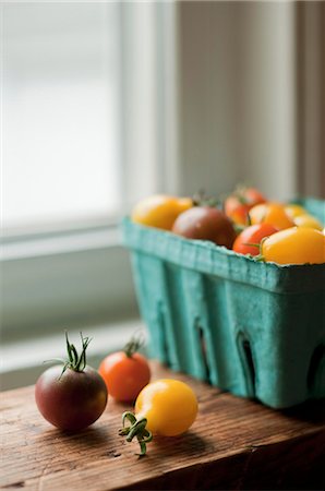 simsearch:659-06494407,k - Black Cherry, Sun Gold and Yellow Pear Tomatoes from a Maine Garden Foto de stock - Sin royalties Premium, Código: 659-06185941