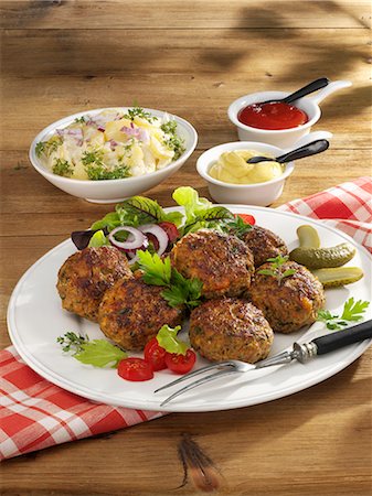 Boulettes de viande avec salade de pommes de terre, moutarde et ketchup Photographie de stock - Premium Libres de Droits, Code: 659-06185955