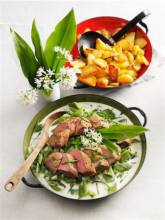 Selle d'agneau sur un medley de ro et haricot avec pommes de terre sautées Photographie de stock - Premium Libres de Droits, Code: 659-06185957