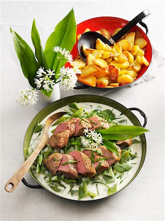 simsearch:659-08147876,k - Saddle of lamb on a ramson and bean medley with fried potatoes Foto de stock - Sin royalties Premium, Código: 659-06185957