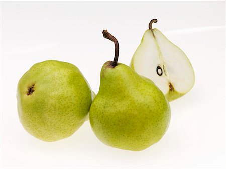 An arrangement of pears, one halved Foto de stock - Sin royalties Premium, Código: 659-06185950