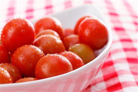 simsearch:659-07739643,k - Humides de tomates dans un bol Photographie de stock - Premium Libres de Droits, Code: 659-06185982