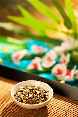 simsearch:659-06902597,k - Gen Mai Cha Loose Green Tea on Bamboo Tray Foto de stock - Sin royalties Premium, Código: 659-06185992