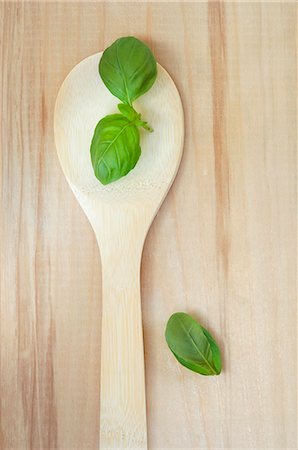 food top view wood - Basil leaves on a wooden spoon Foto de stock - Sin royalties Premium, Código: 659-06186029