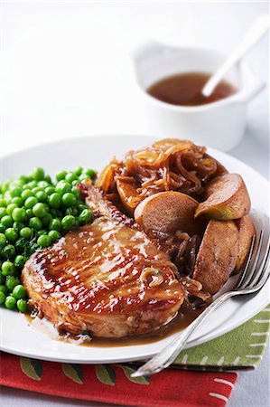 A pork chop with onions, apples and peas Fotografie stock - Premium Royalty-Free, Codice: 659-06186022