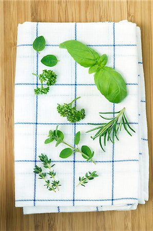 simsearch:659-03523445,k - Various fresh herbs on a tea towel Stock Photo - Premium Royalty-Free, Code: 659-06186034