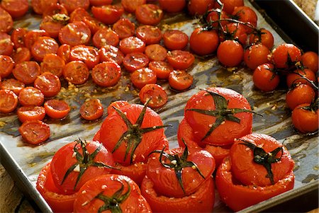 Roasted tomatoes on a baking tray Foto de stock - Sin royalties Premium, Código: 659-06186035