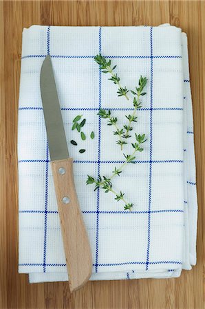 simsearch:659-07028065,k - Thyme sprigs and leaves on a tea towel with a knife Stock Photo - Premium Royalty-Free, Code: 659-06186030