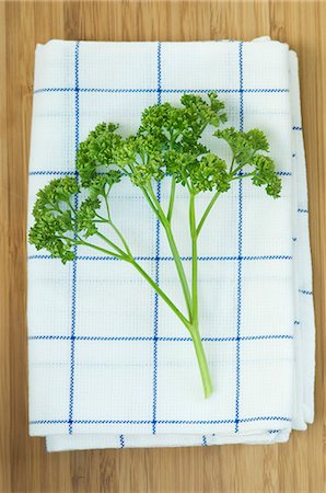 Parsley on a tea towel Stock Photo - Premium Royalty-Free, Code: 659-06186032