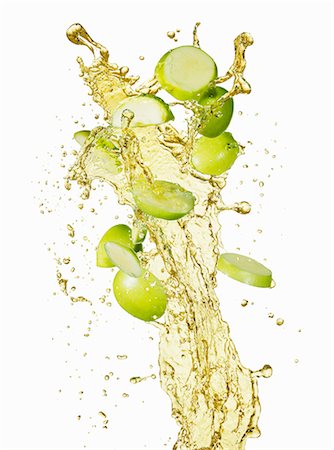 squirting - Apple slices and a splash of apple juice Stock Photo - Premium Royalty-Free, Code: 659-06186048
