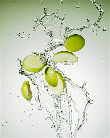 simsearch:659-07068718,k - Slices of apple and a splash of water Stock Photo - Premium Royalty-Free, Code: 659-06186051