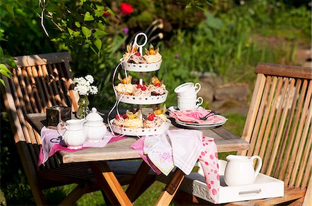 simsearch:659-06186072,k - Cupcakes on a cake stand on a garden table Stock Photo - Premium Royalty-Free, Code: 659-06186071