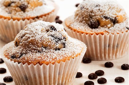 simsearch:659-06372379,k - Chocolate chip muffins (close-up) Foto de stock - Sin royalties Premium, Código: 659-06186085