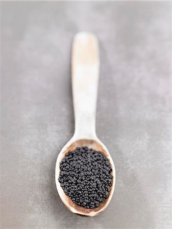 Beluga lentils on a wooden spoon Foto de stock - Sin royalties Premium, Código: 659-06186105