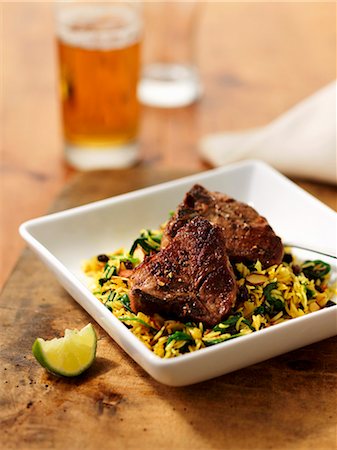 Lamb chops on a bed of rice Foto de stock - Sin royalties Premium, Código: 659-06186142