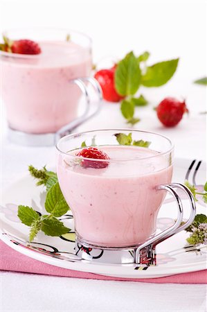 pudding - Strawberry soup in a glass cup Stock Photo - Premium Royalty-Free, Code: 659-06186158