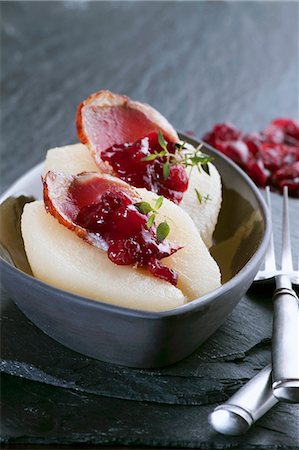 Pears filled with smoked goose breast and dried cranberries Foto de stock - Sin royalties Premium, Código: 659-06186161