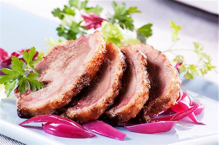 Roast goose with red onions Foto de stock - Sin royalties Premium, Código: 659-06186171