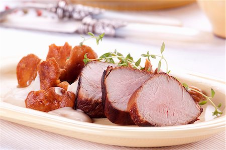 simsearch:659-03534505,k - Pork fillet with chanterelle mushrooms Foto de stock - Sin royalties Premium, Código: 659-06186186